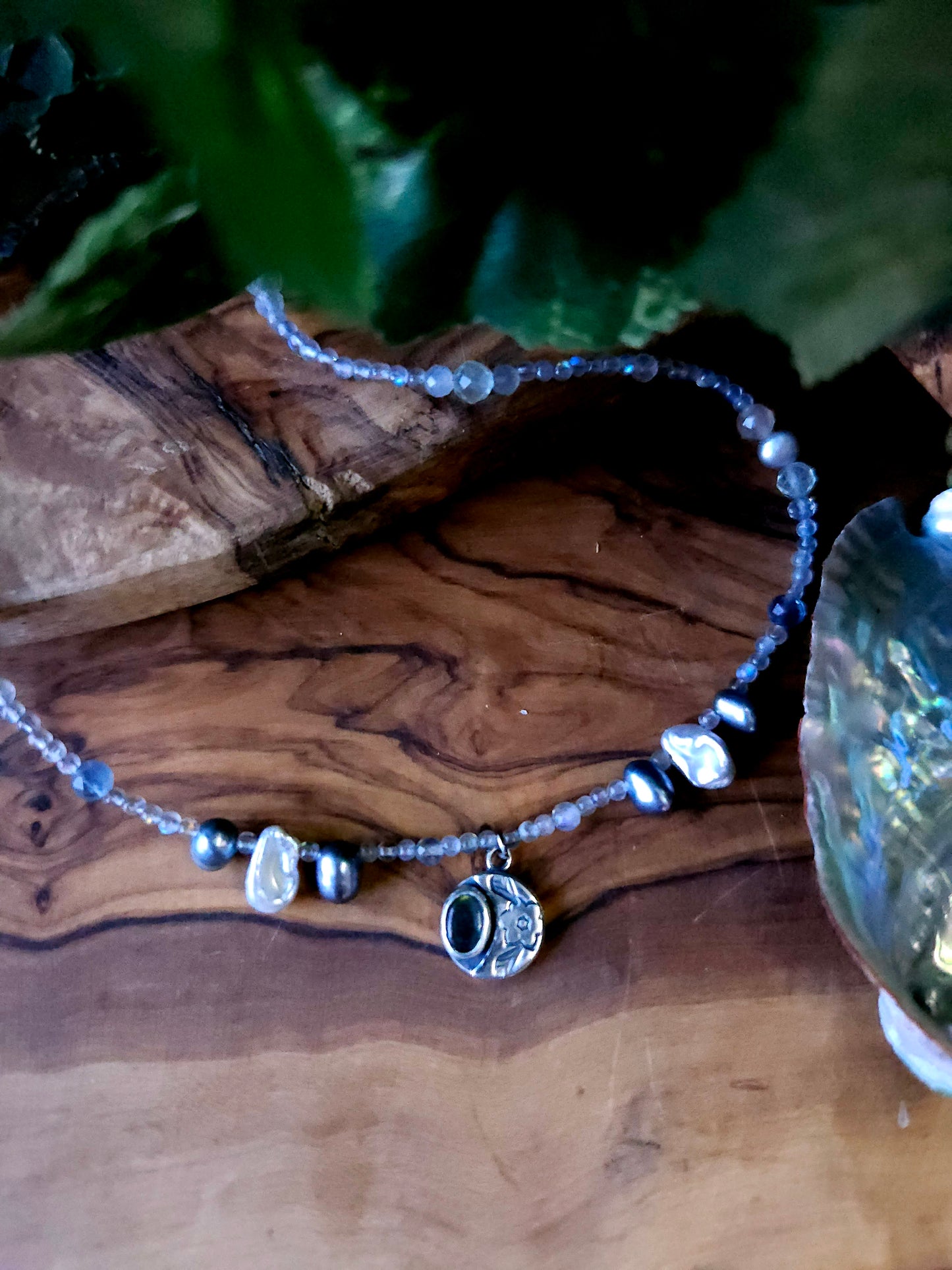 Collier ras-du-cou avec breloque