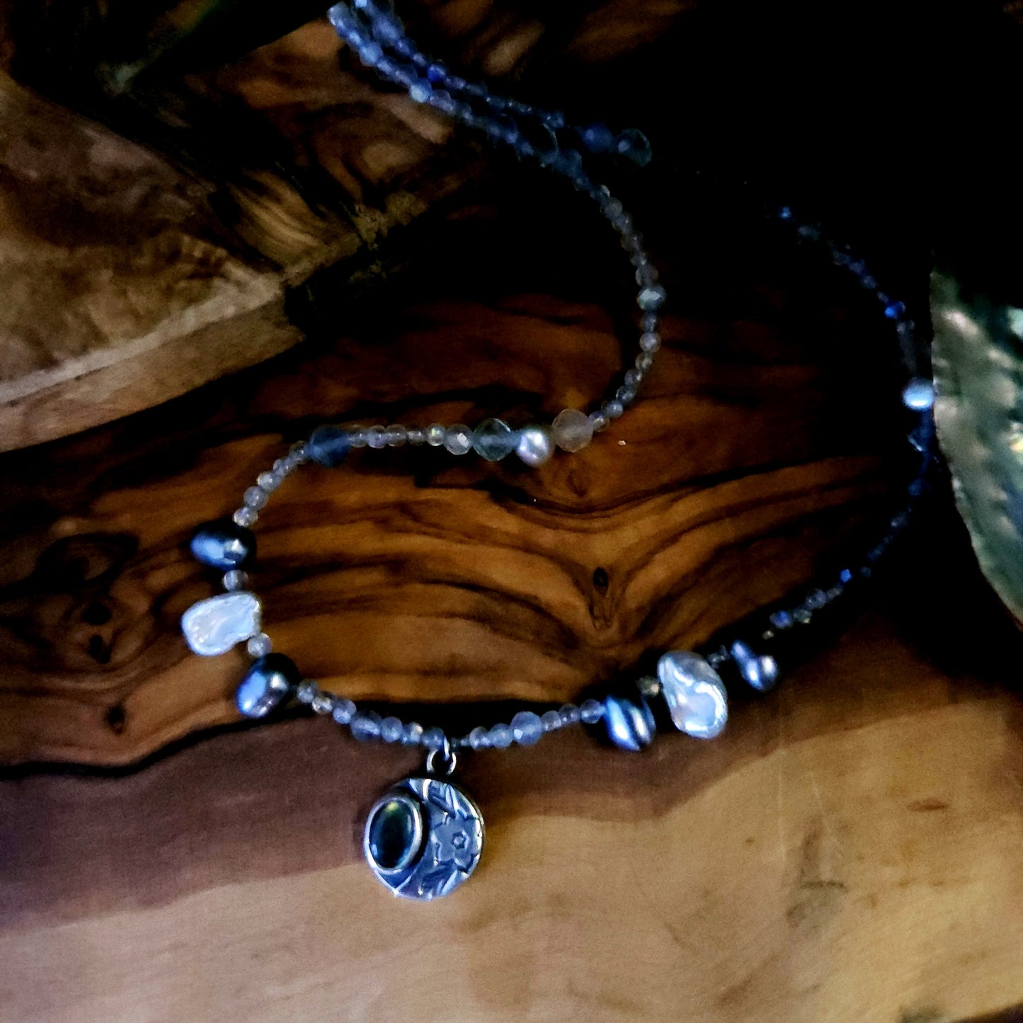 Collier ras-du-cou avec breloque
