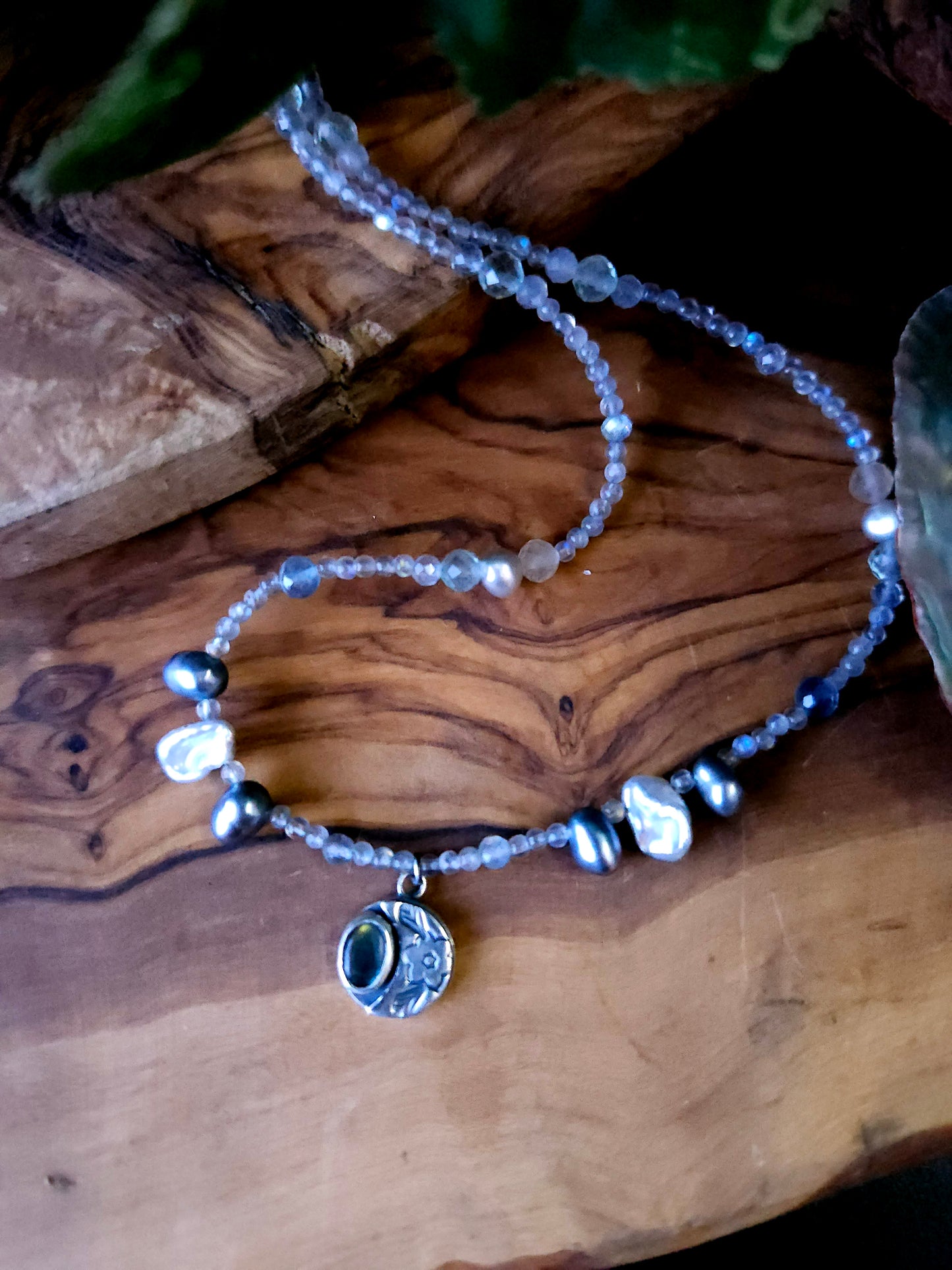Collier ras-du-cou avec breloque