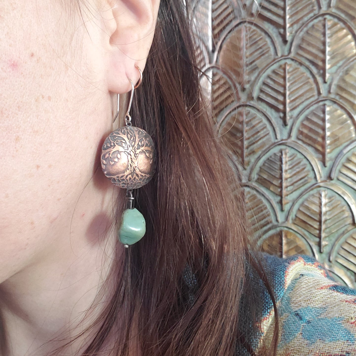 Boucles d’oreilles Arbre de Vie en cuivre avec grandidiérite et chrysoprase – symbolique de croissance et d’harmonie