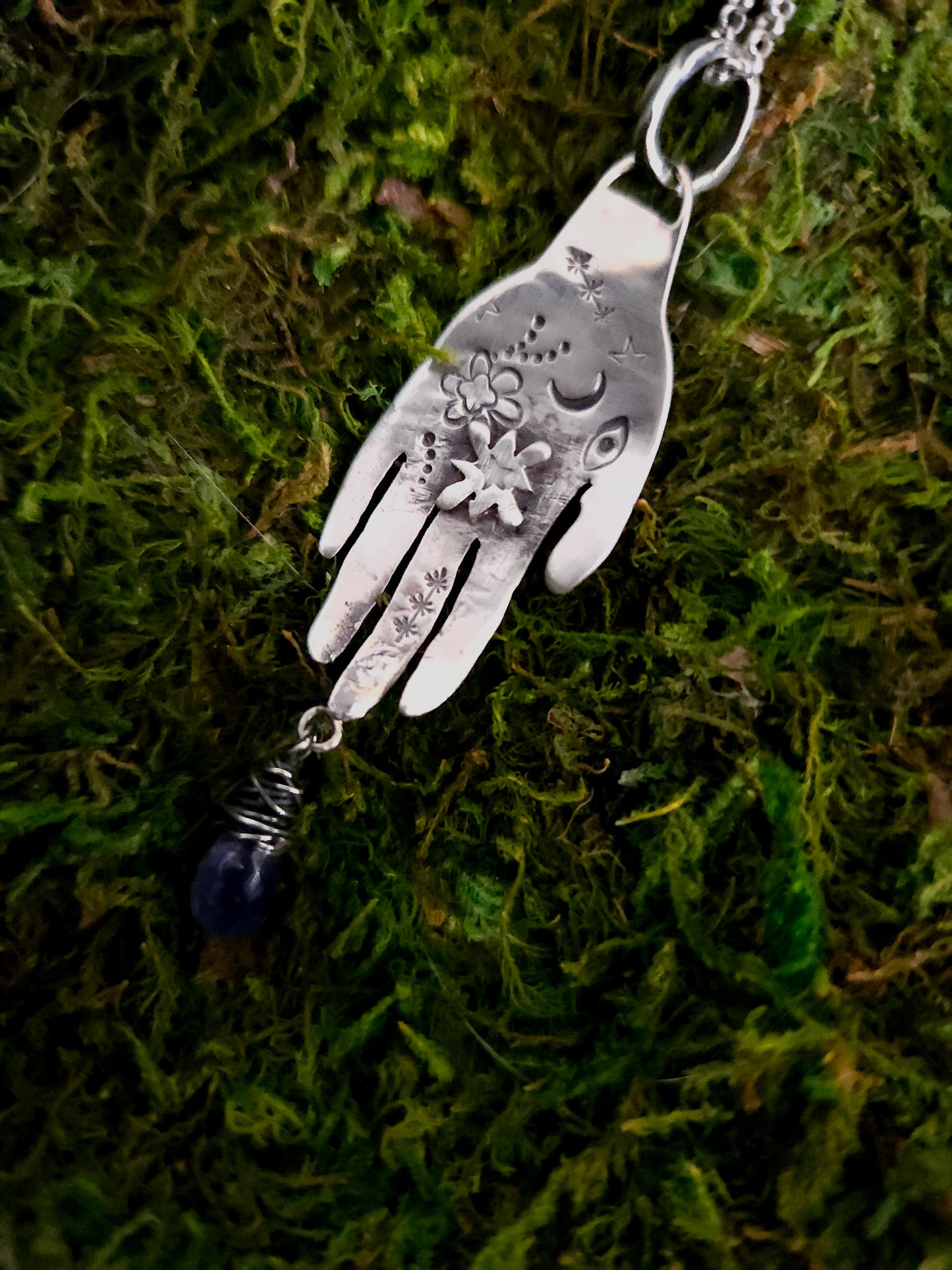 Main. Pendentif en argent et Iolite