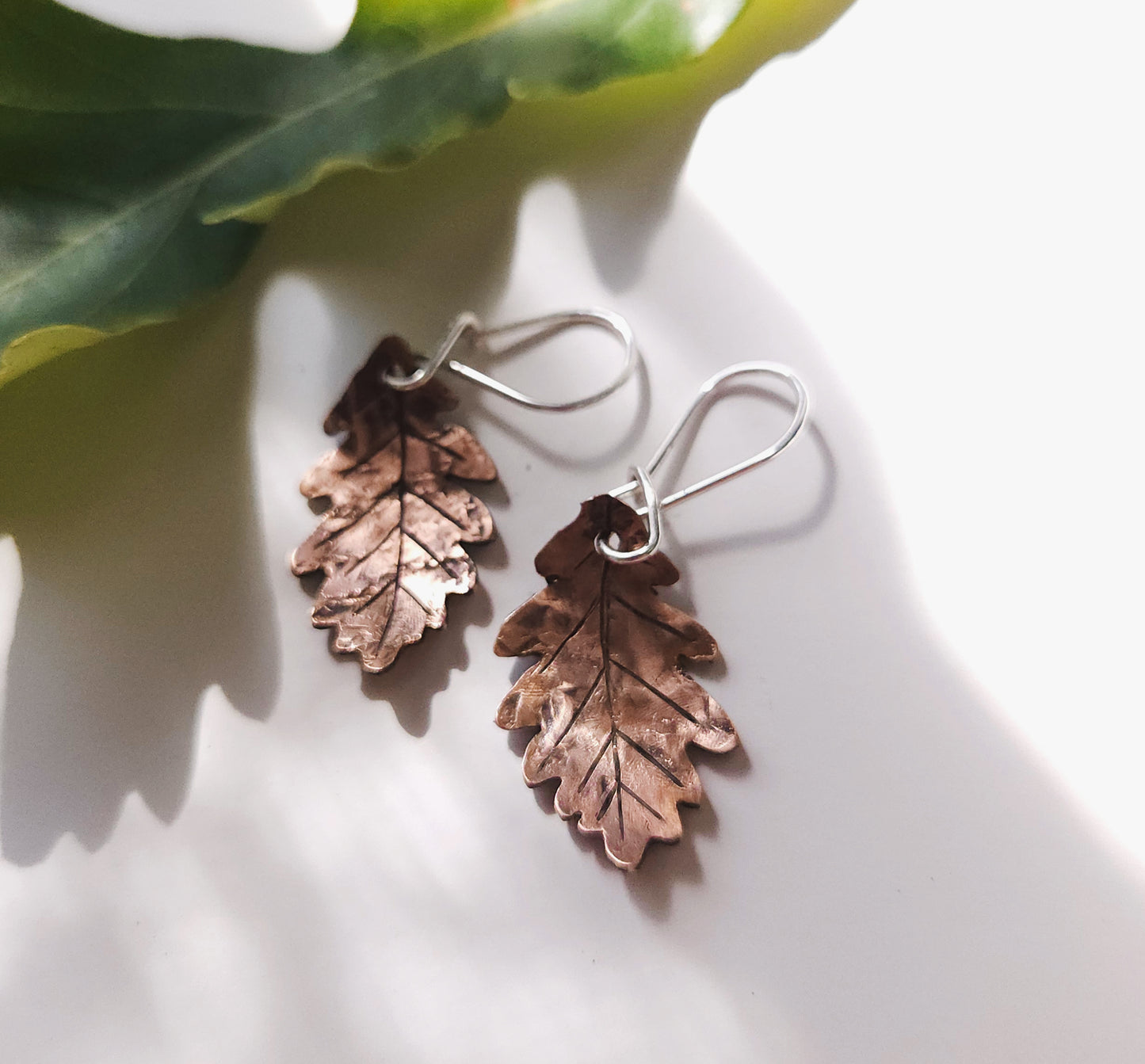 Petites boucles d’oreilles feuilles de chêne en cuivre – crochets argent sterling faits main