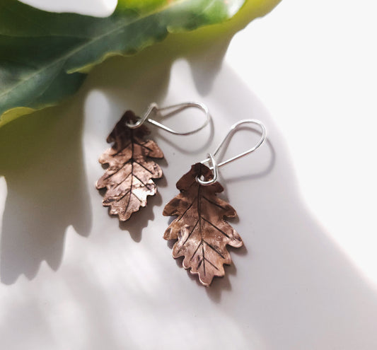 Petites boucles d’oreilles feuilles de chêne en cuivre – crochets argent sterling faits main