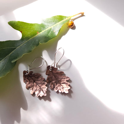 Petites boucles d’oreilles feuilles de chêne en cuivre – crochets argent sterling faits main