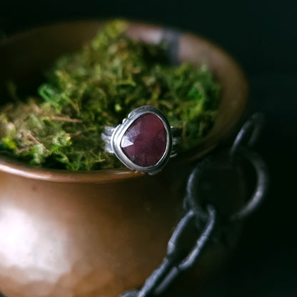 Bague Red Moon en argent massif et saphir rouge