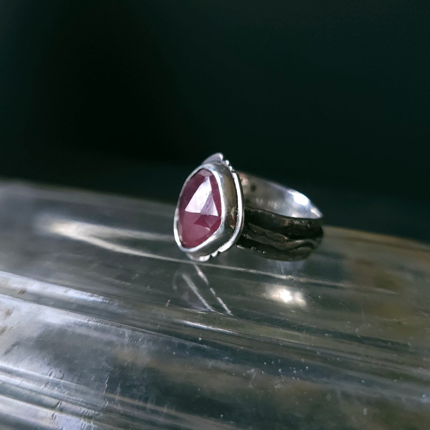 Bague Red Moon en argent massif et saphir rouge