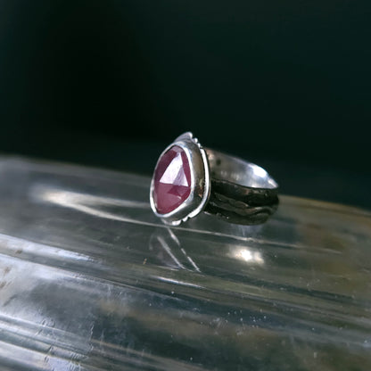 Bague Red Moon en argent massif et saphir rouge