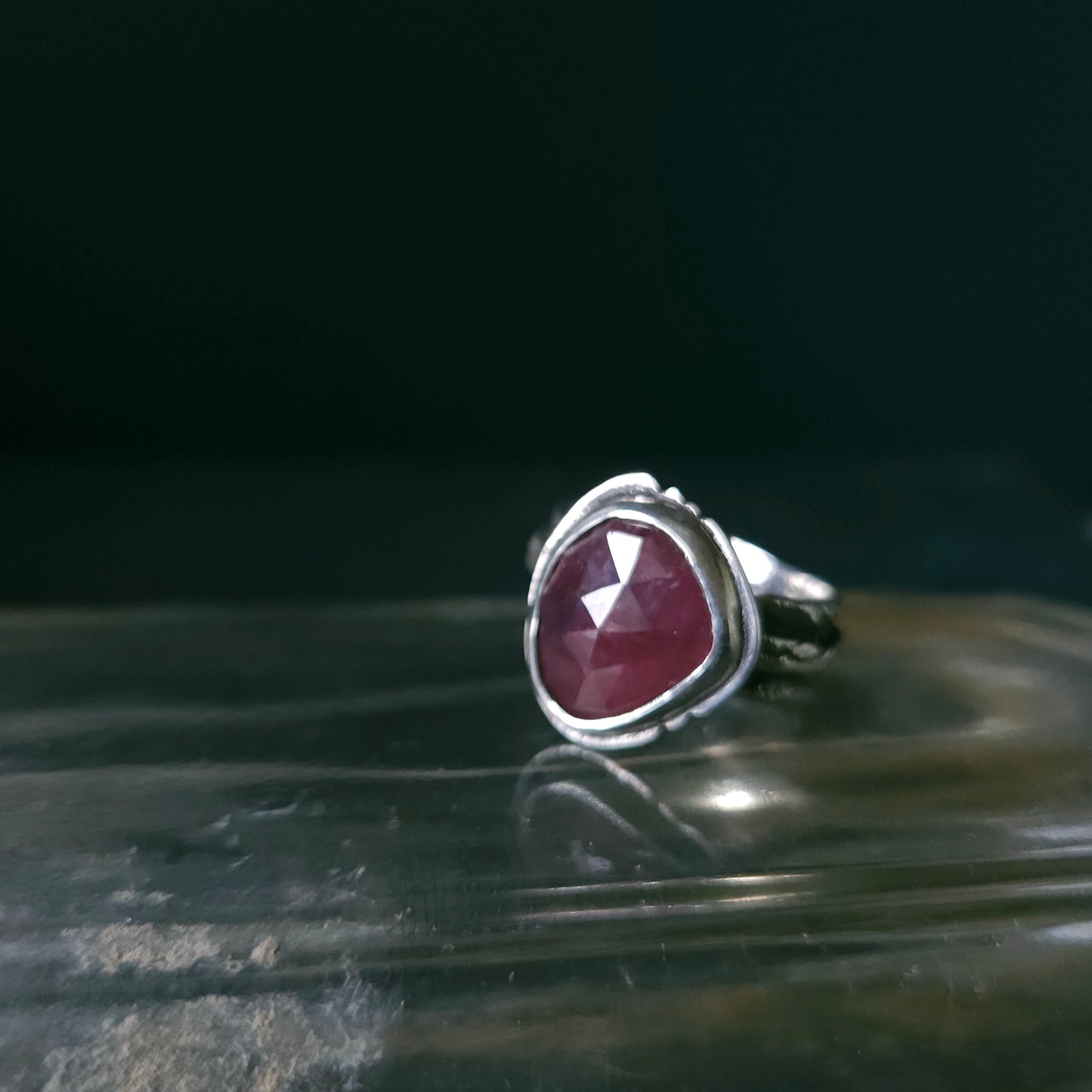 Bague Red Moon en argent massif et saphir rouge