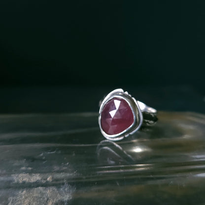 Bague Red Moon en argent massif et saphir rouge