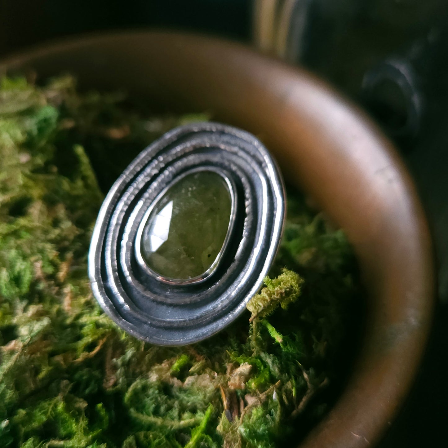 Bague en argent massif et saphir vert- Vers l'intérieur