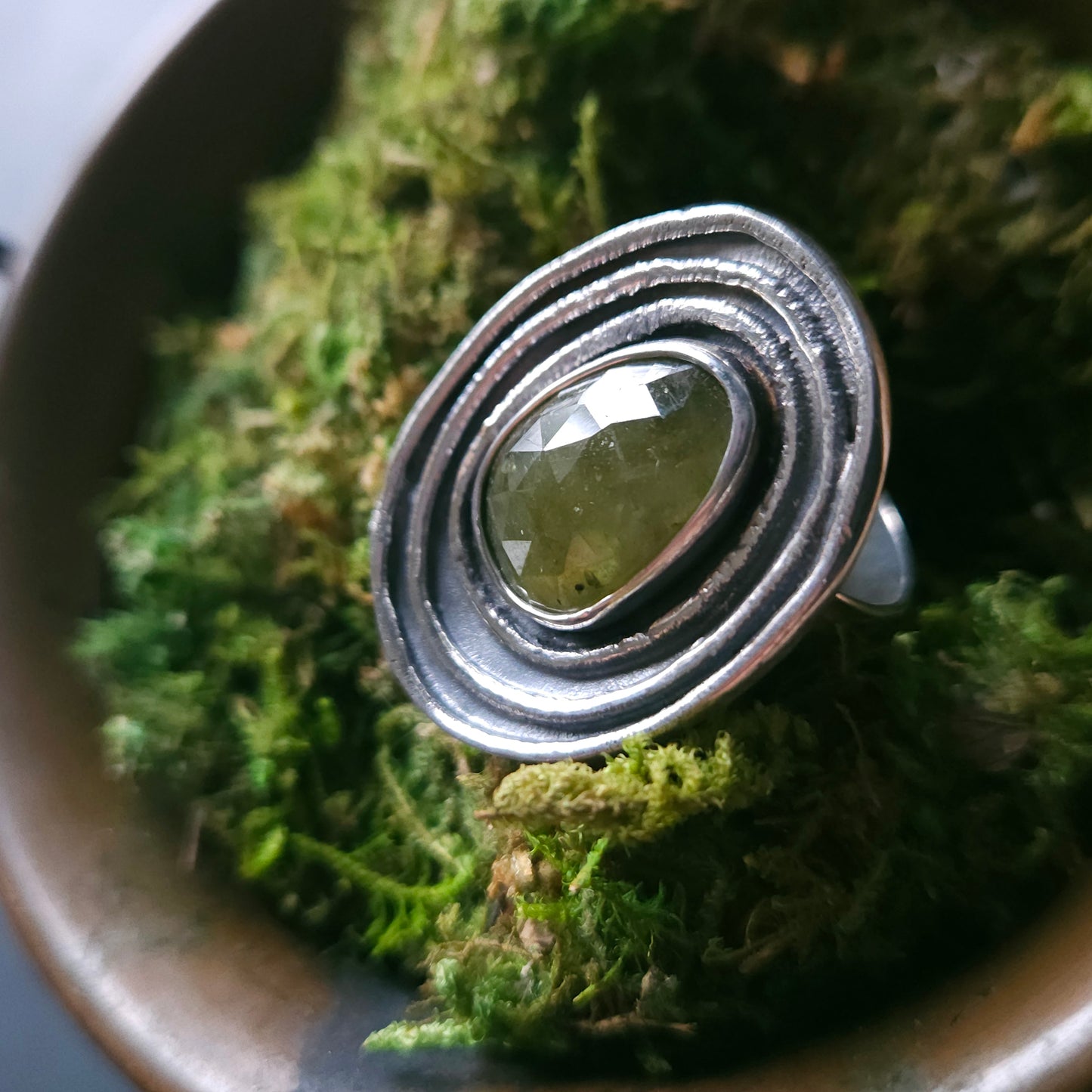 Bague en argent massif et saphir vert- Vers l'intérieur