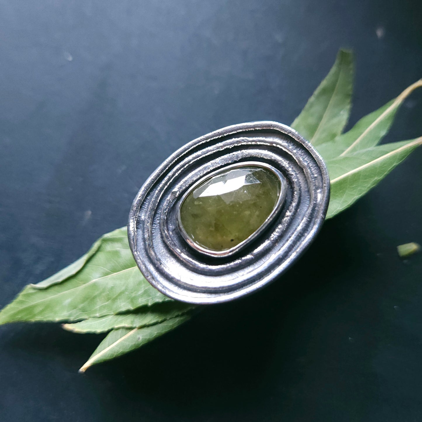 Bague en argent massif et saphir vert- Vers l'intérieur