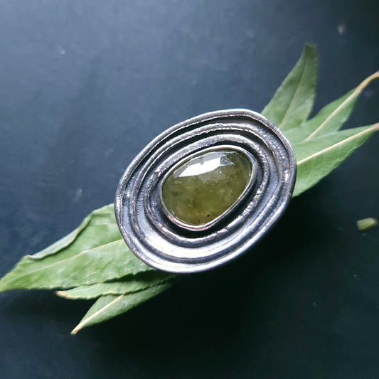 Bague en argent massif et saphir vert- Vers l'intérieur