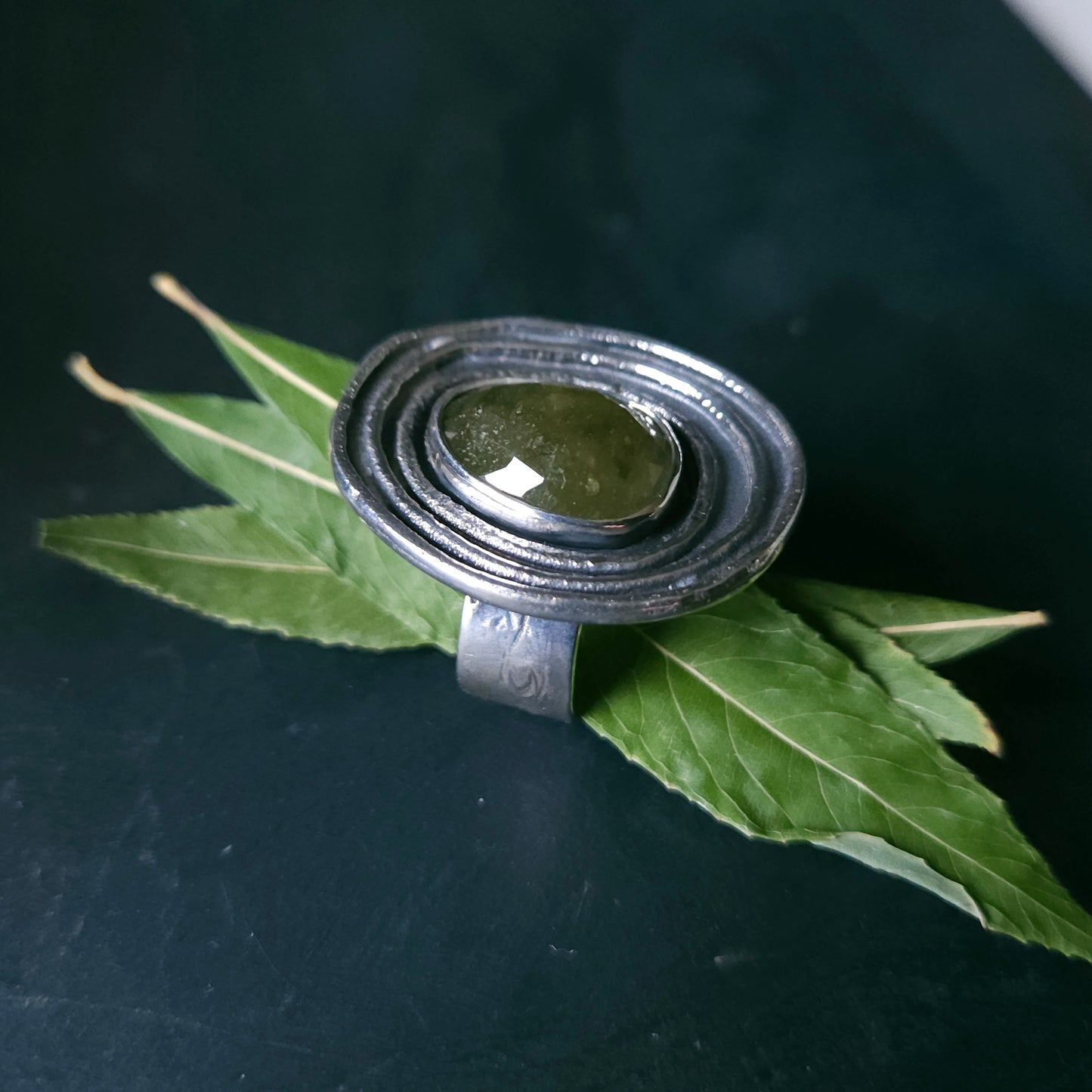 Bague en argent massif et saphir vert- Vers l'intérieur