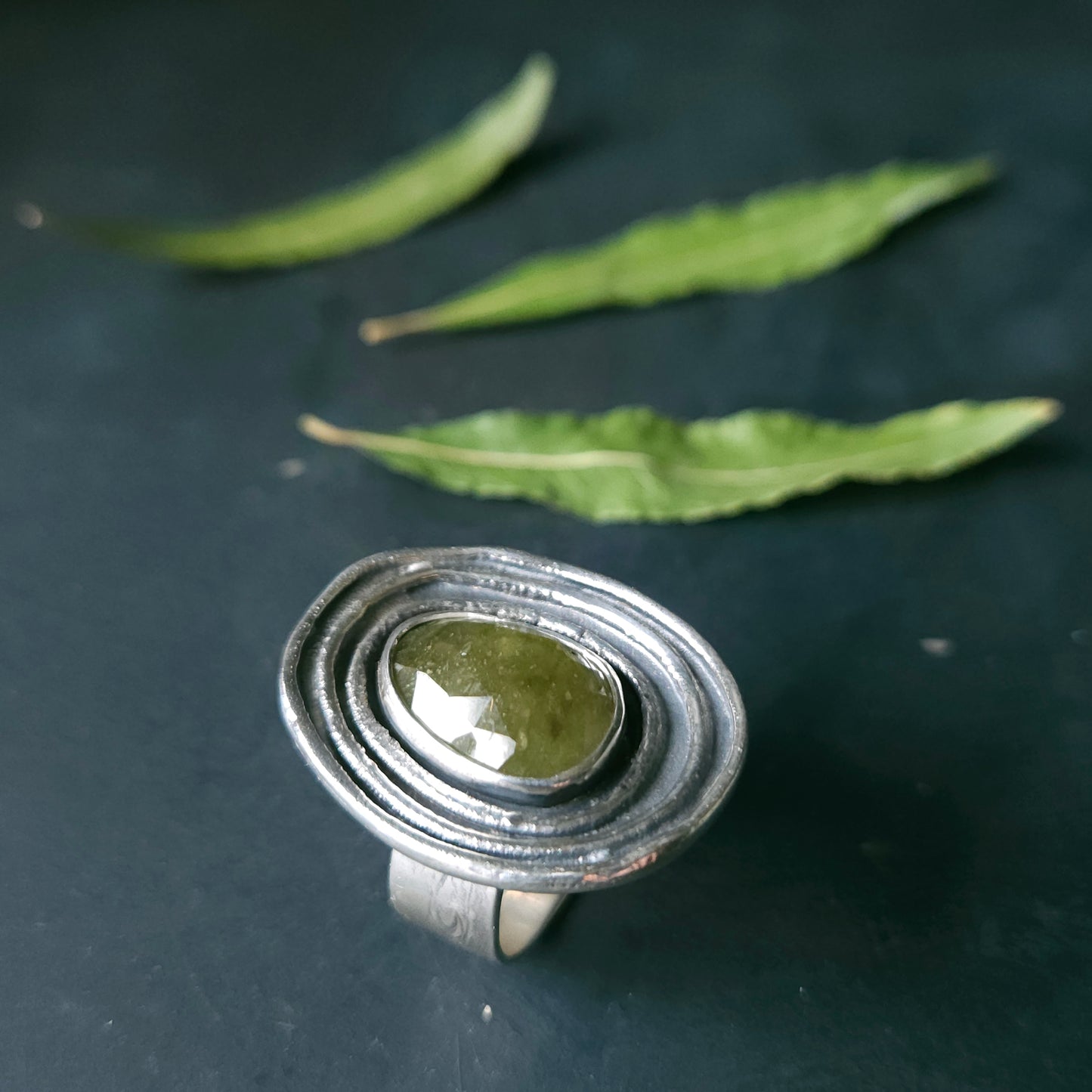 Bague en argent massif et saphir vert- Vers l'intérieur