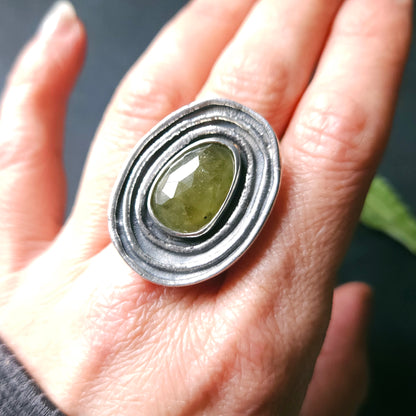 Bague en argent massif et saphir vert- Vers l'intérieur