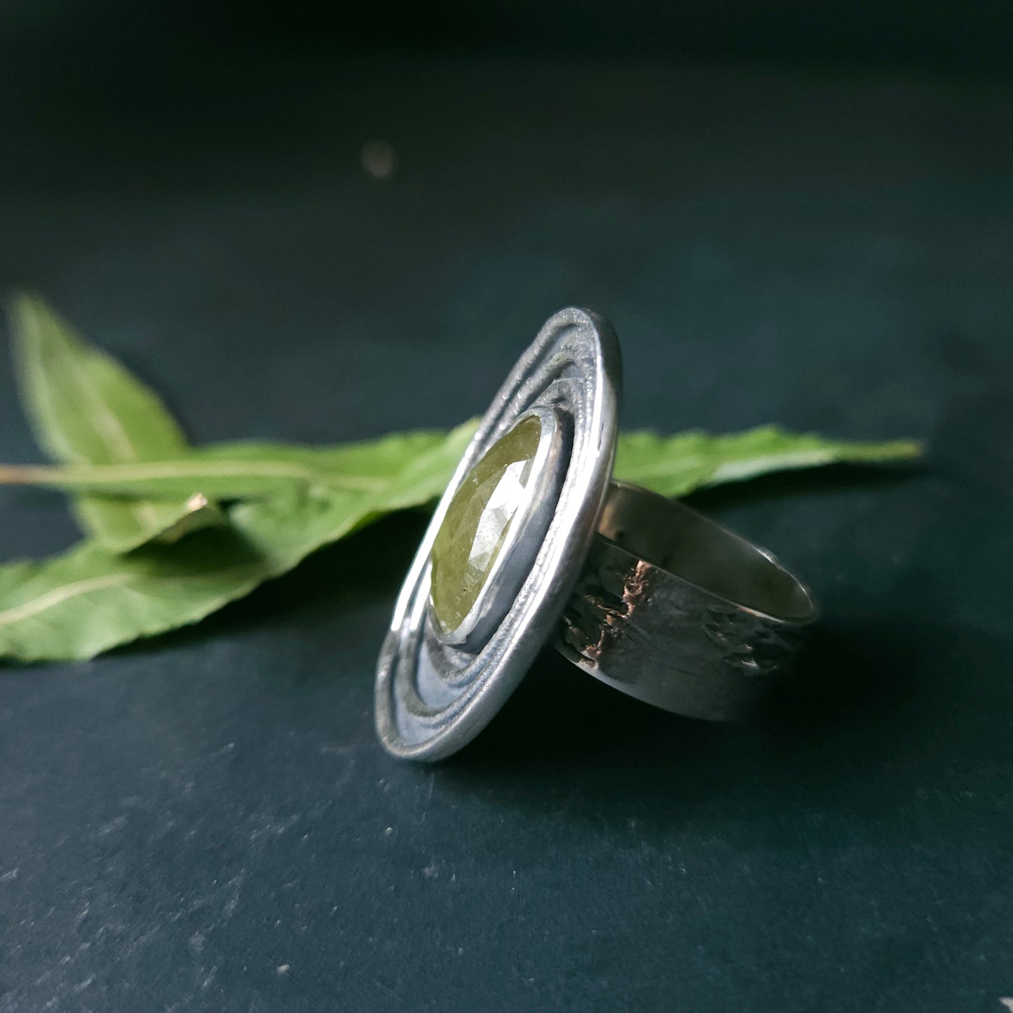 Bague en argent massif et saphir vert- Vers l'intérieur
