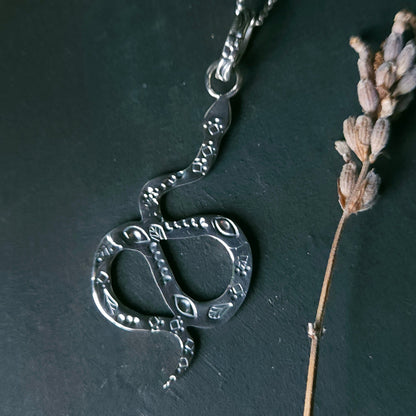 Pendentif serpent en argent sterling avec symboles poinçonnés – bijou de transformation et protection