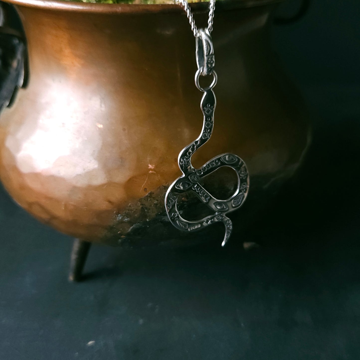 Pendentif serpent en argent sterling avec symboles poinçonnés – bijou de transformation et protection