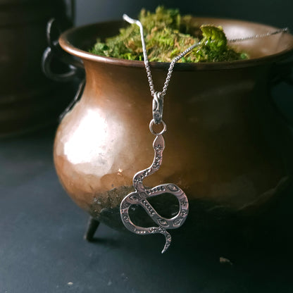 Pendentif serpent en argent sterling avec symboles poinçonnés – bijou de transformation et protection