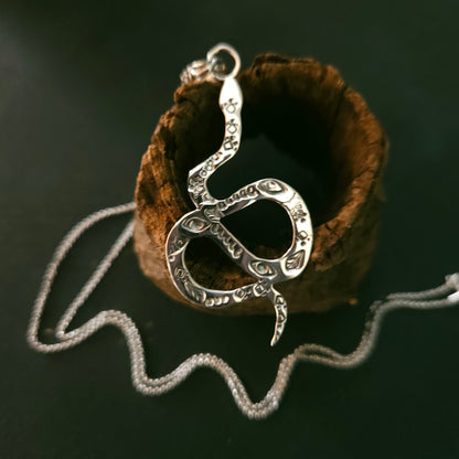 Pendentif serpent en argent sterling avec symboles poinçonnés – bijou de transformation et protection