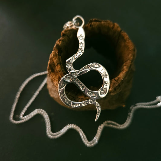 Pendentif serpent en argent sterling avec symboles poinçonnés – bijou de transformation et protection