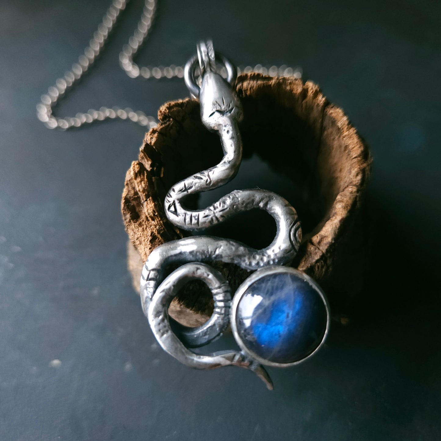 Collier serpent en argent fusionné avec labradorite – bijou symbolique, pièce unique