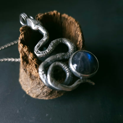 Collier serpent en argent fusionné avec labradorite – bijou symbolique, pièce unique