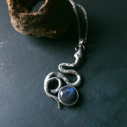 Collier serpent en argent fusionné avec labradorite – bijou symbolique, pièce unique