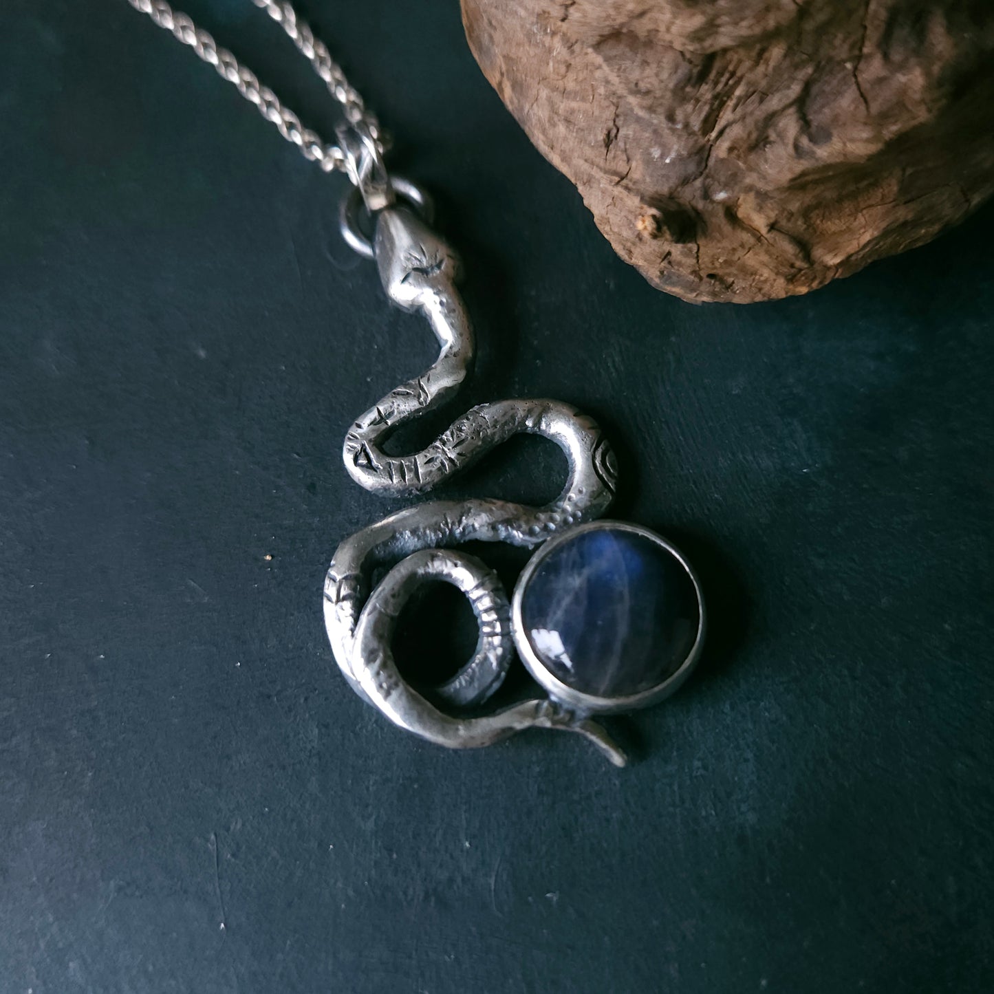 Collier serpent en argent fusionné avec labradorite – bijou symbolique, pièce unique