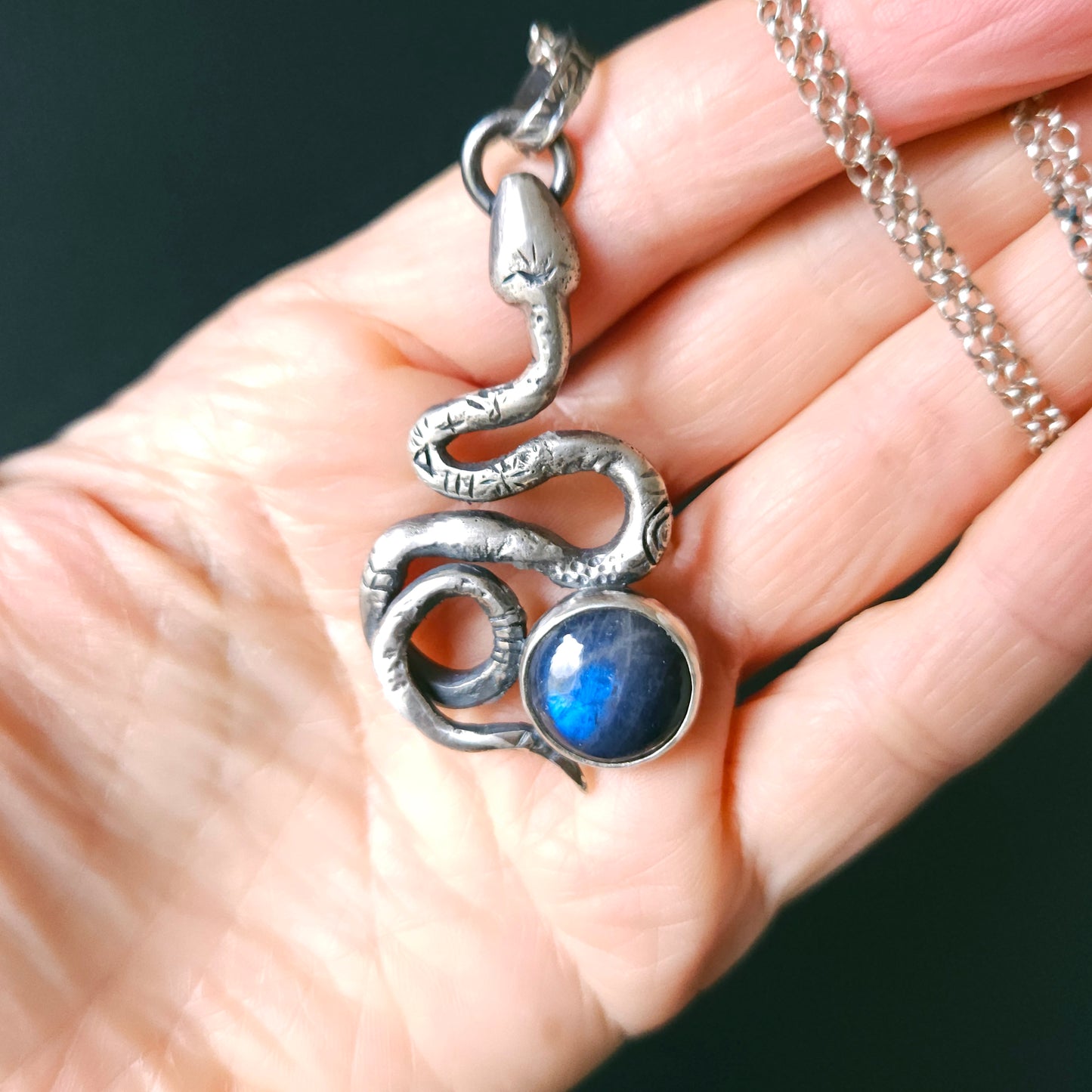 Collier serpent en argent fusionné avec labradorite – bijou symbolique, pièce unique