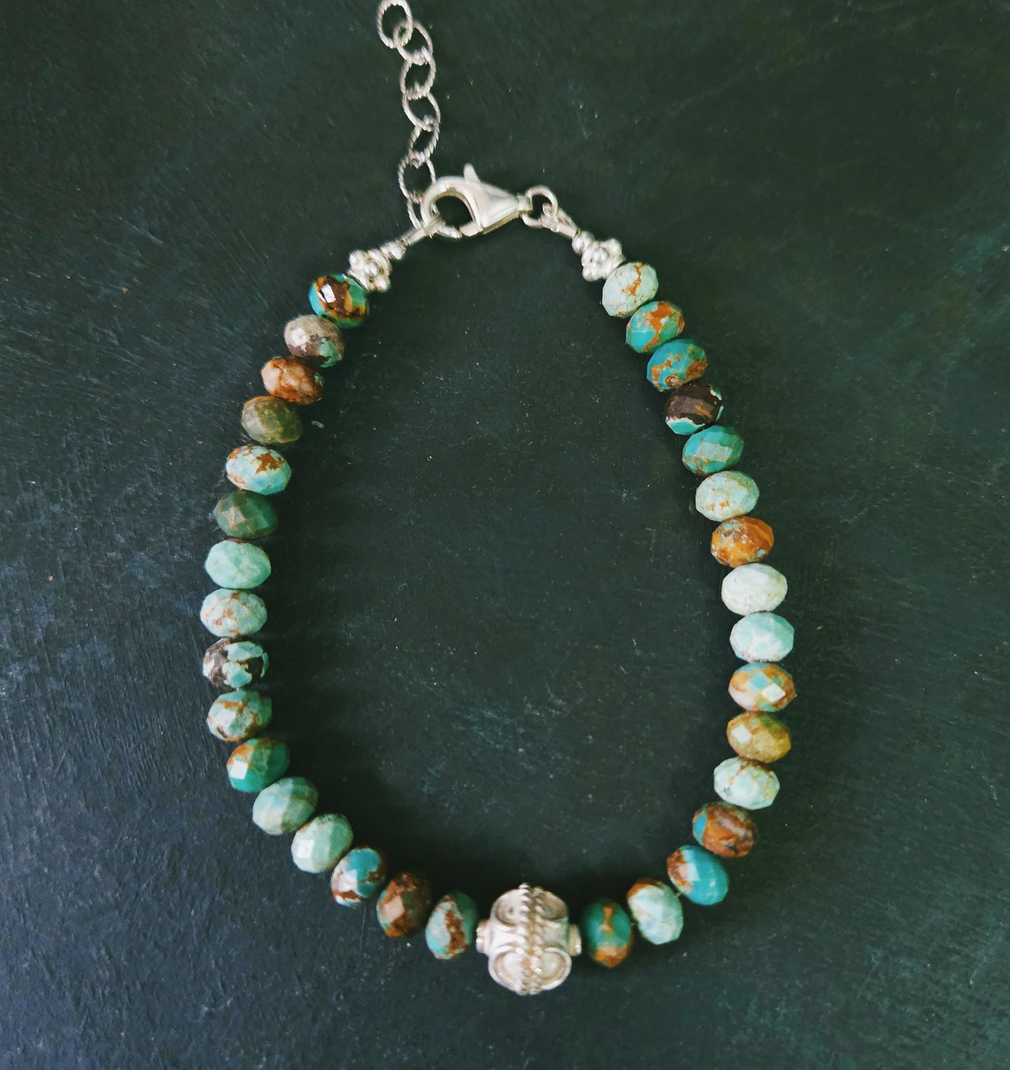 Bracelet en turquoise facettée avec billes d’argent sterling – bijou d’harmonie et d'affirmation