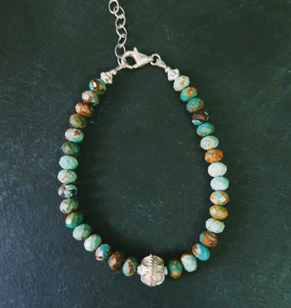Bracelet en turquoise facettée avec billes d’argent sterling – bijou d’harmonie et d'affirmation