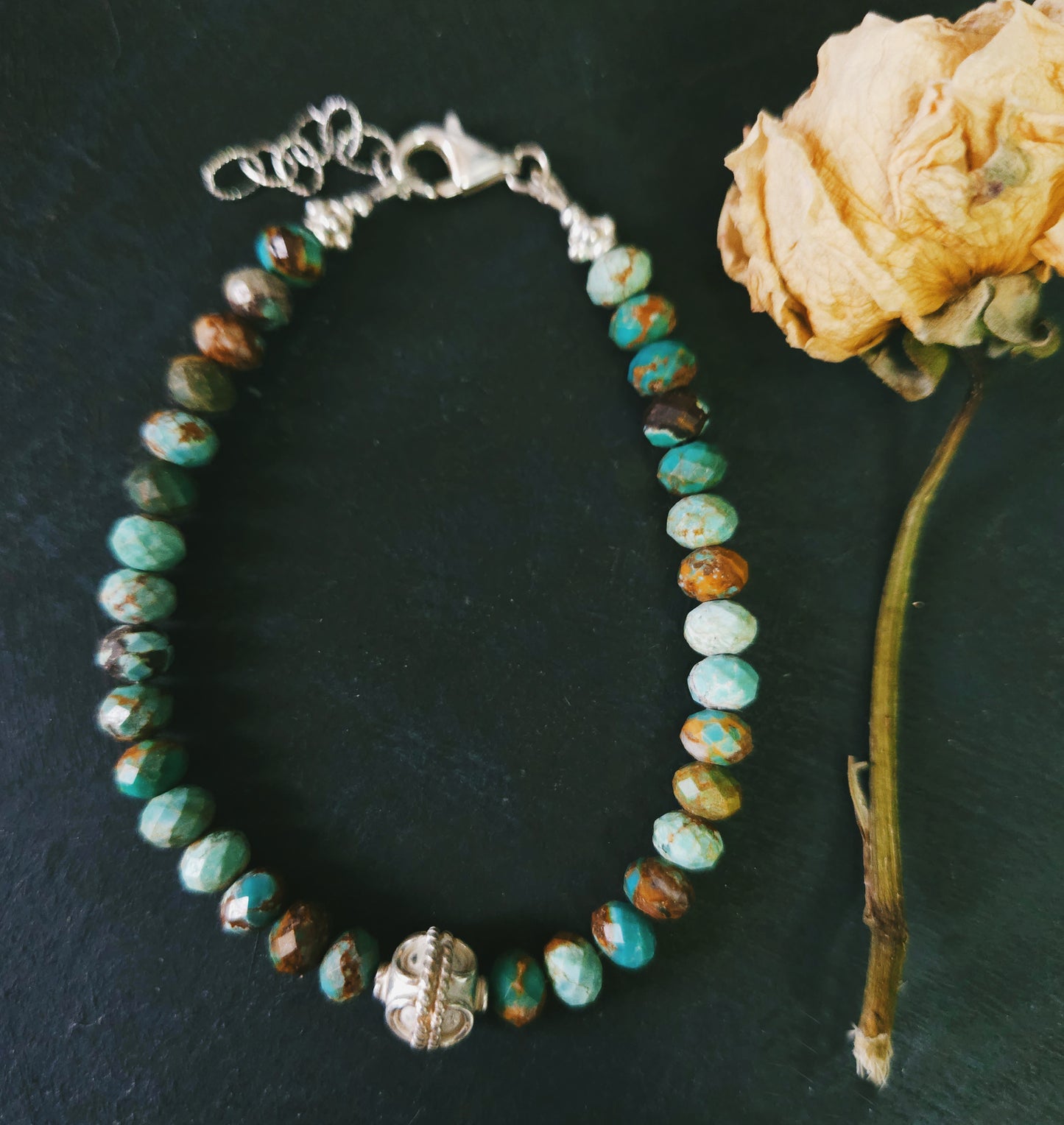 Bracelet en turquoise facettée avec billes d’argent sterling – bijou d’harmonie et d'affirmation