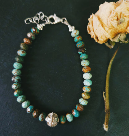 Bracelet en turquoise facettée avec billes d’argent sterling – bijou d’harmonie et d'affirmation