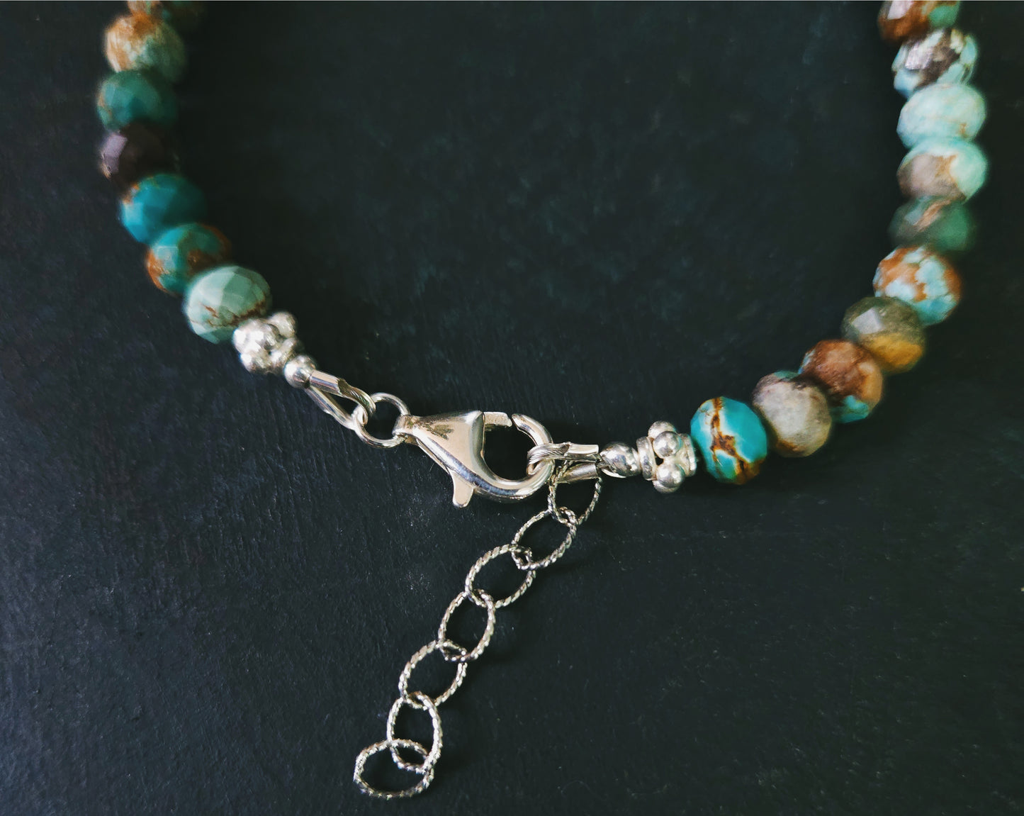 Bracelet en turquoise facettée avec billes d’argent sterling – bijou d’harmonie et d'affirmation