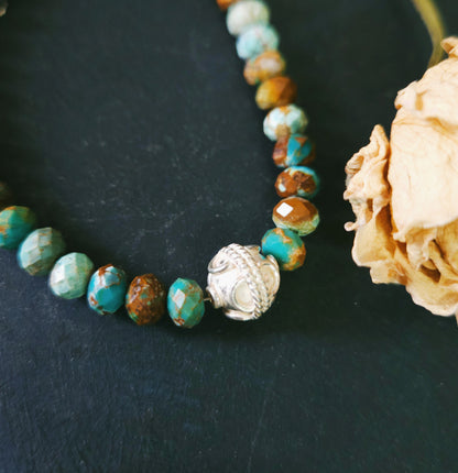 Bracelet en turquoise facettée avec billes d’argent sterling – bijou d’harmonie et d'affirmation