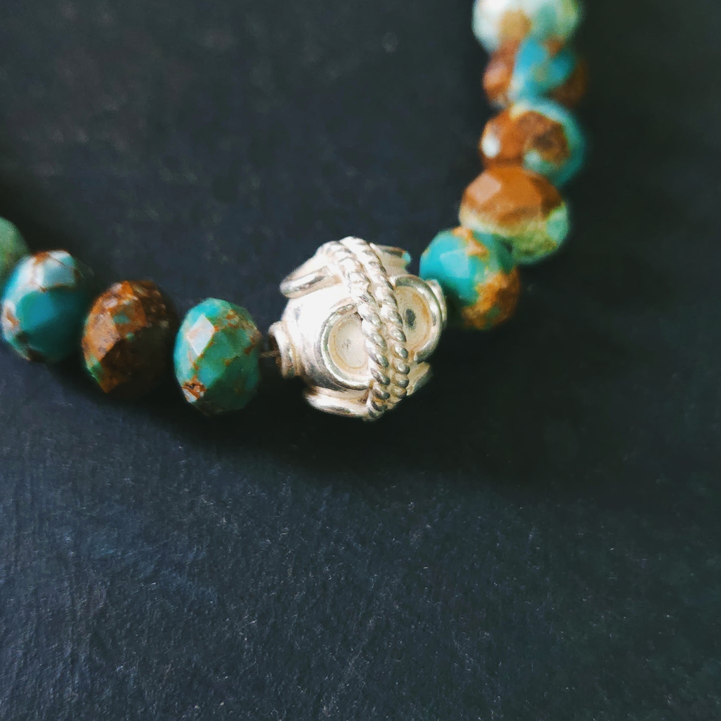 Bracelet en turquoise facettée avec billes d’argent sterling – bijou d’harmonie et d'affirmation