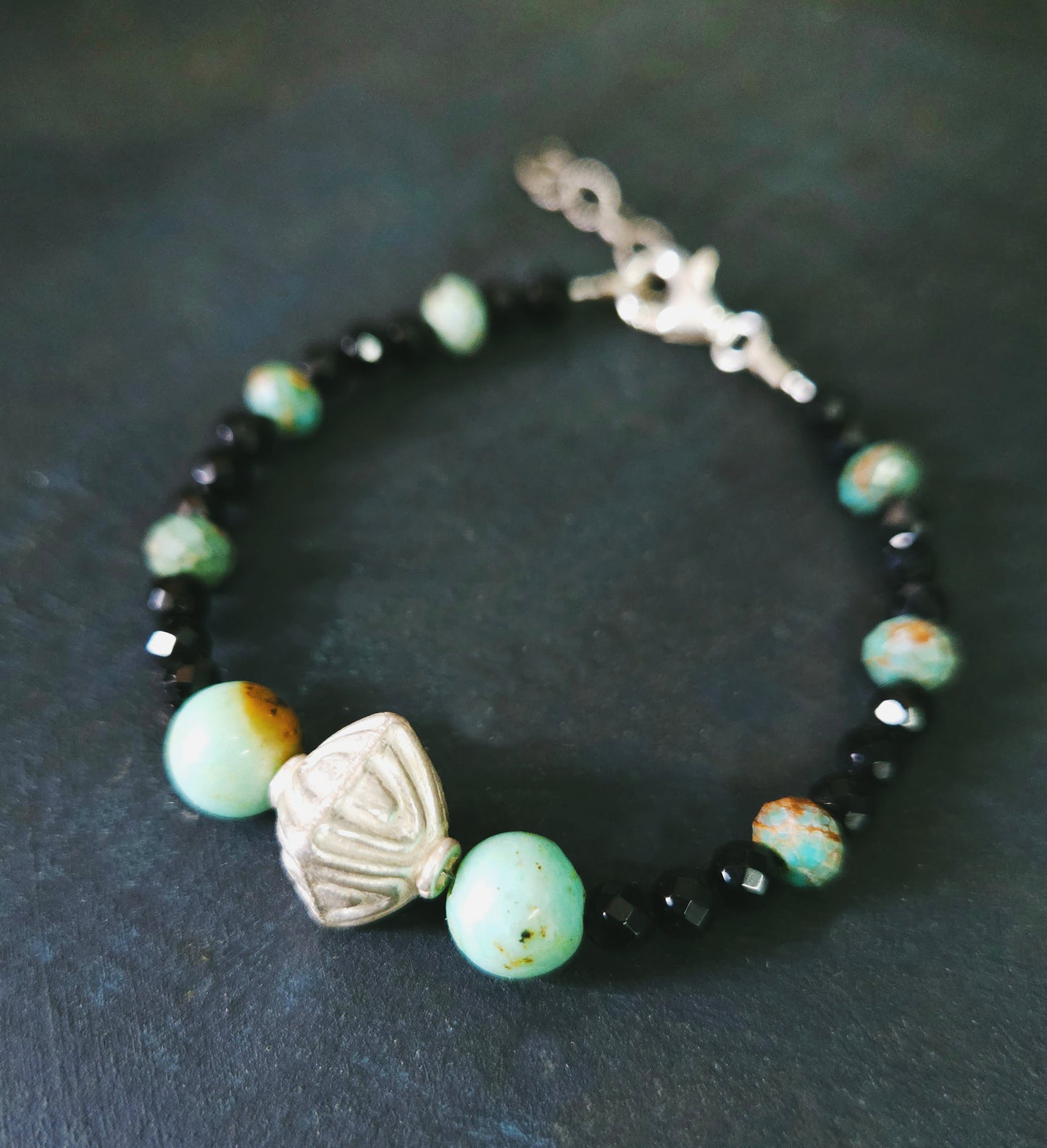 Bracelet en turquoise facettée avec billes d’argent sterling – bijou d’harmonie et d'affirmation (Copie)