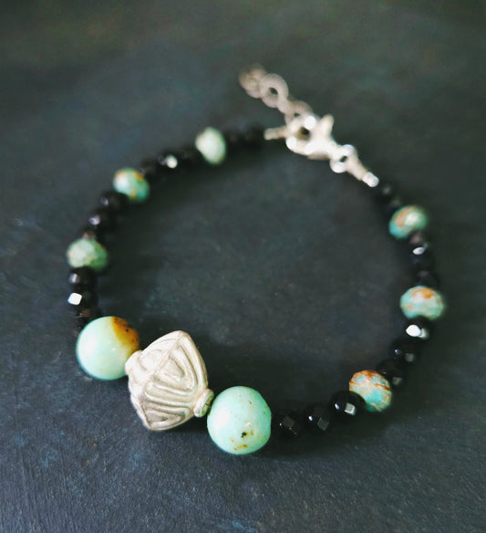 Bracelet en turquoise facettée avec billes d’argent sterling – bijou d’harmonie et d'affirmation (Copie)