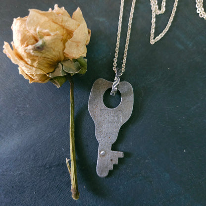 🗝️ Pendentif “Clé intérieure” – clé antique & argent sterling