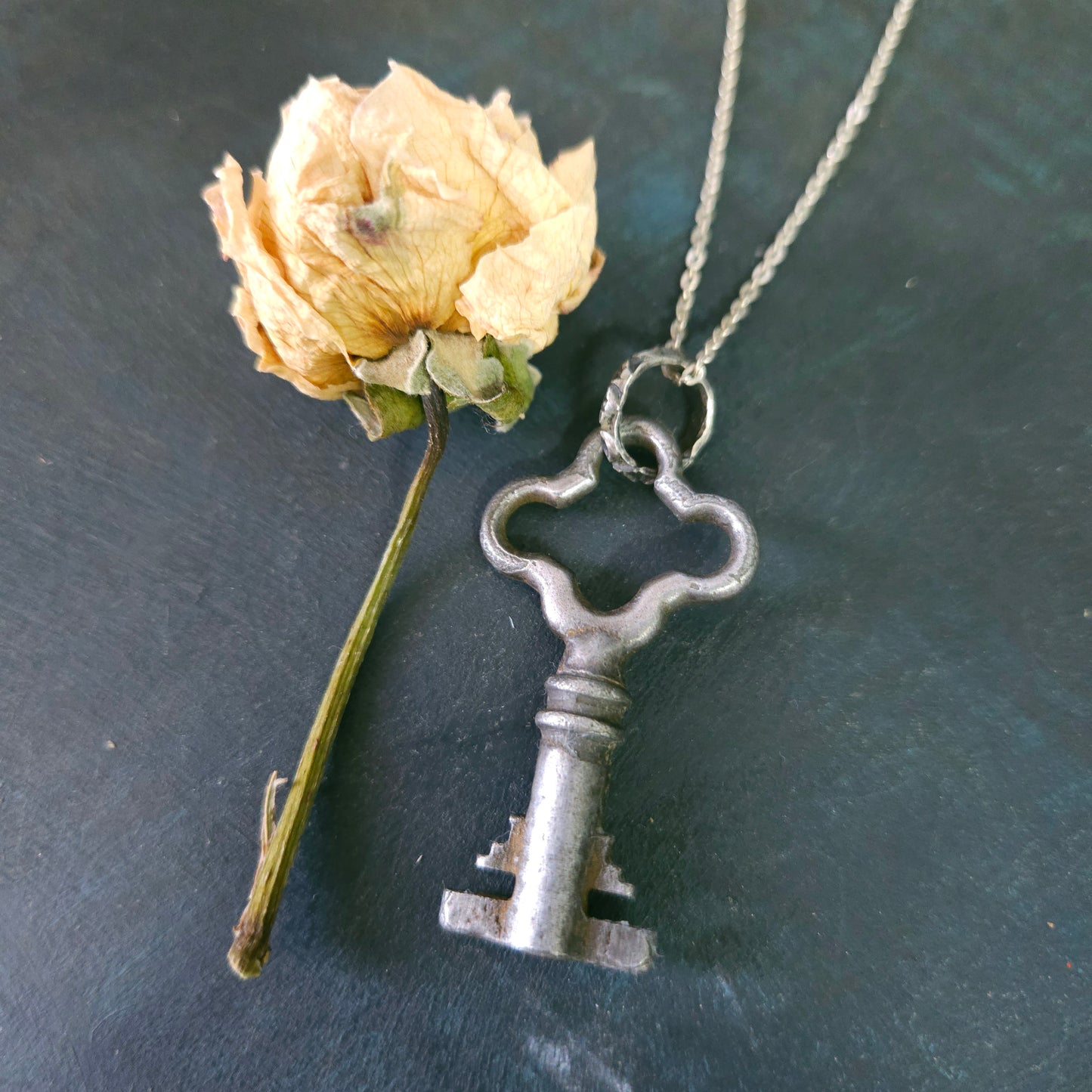 🗝️ Pendentif “Clé intérieure” – clé antique & argent sterling