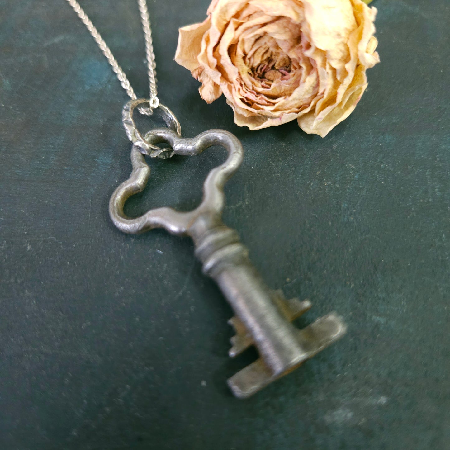 🗝️ Pendentif “Clé intérieure” – clé antique & argent sterling