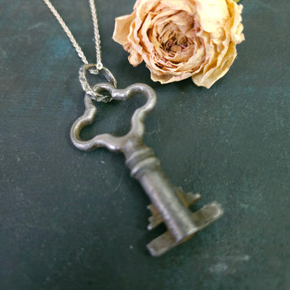 🗝️ Pendentif “Clé intérieure” – clé antique & argent sterling