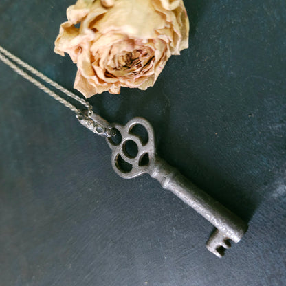 🗝️ Pendentif “Clé intérieure” – clé antique & argent sterling