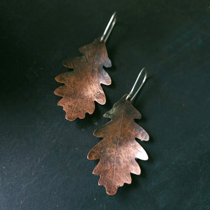 Grandes boucles d’oreilles feuilles de chêne en cuivre – crochets argent sterling faits main