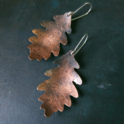 Grandes boucles d’oreilles feuilles de chêne en cuivre – crochets argent sterling faits main