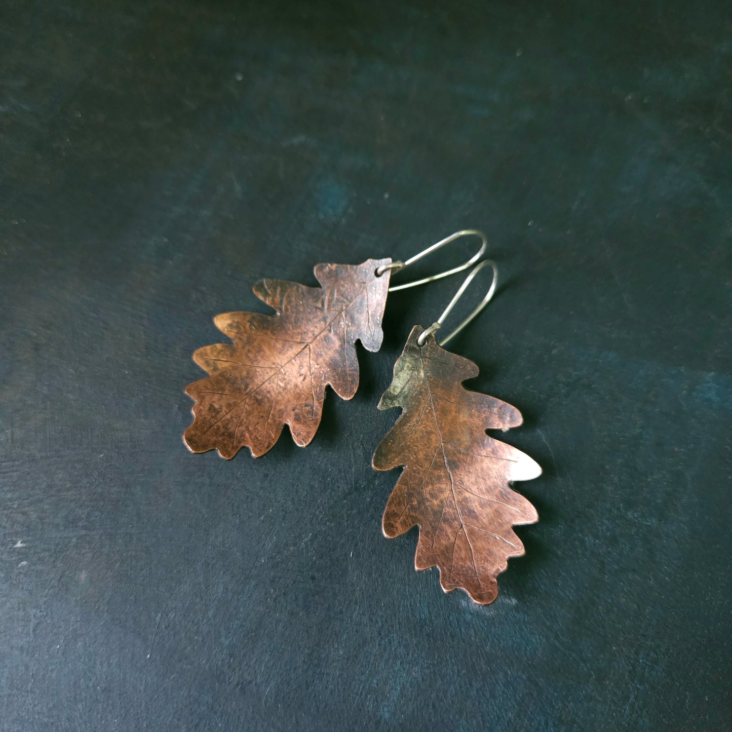 Grandes boucles d’oreilles feuilles de chêne en cuivre – crochets argent sterling faits main