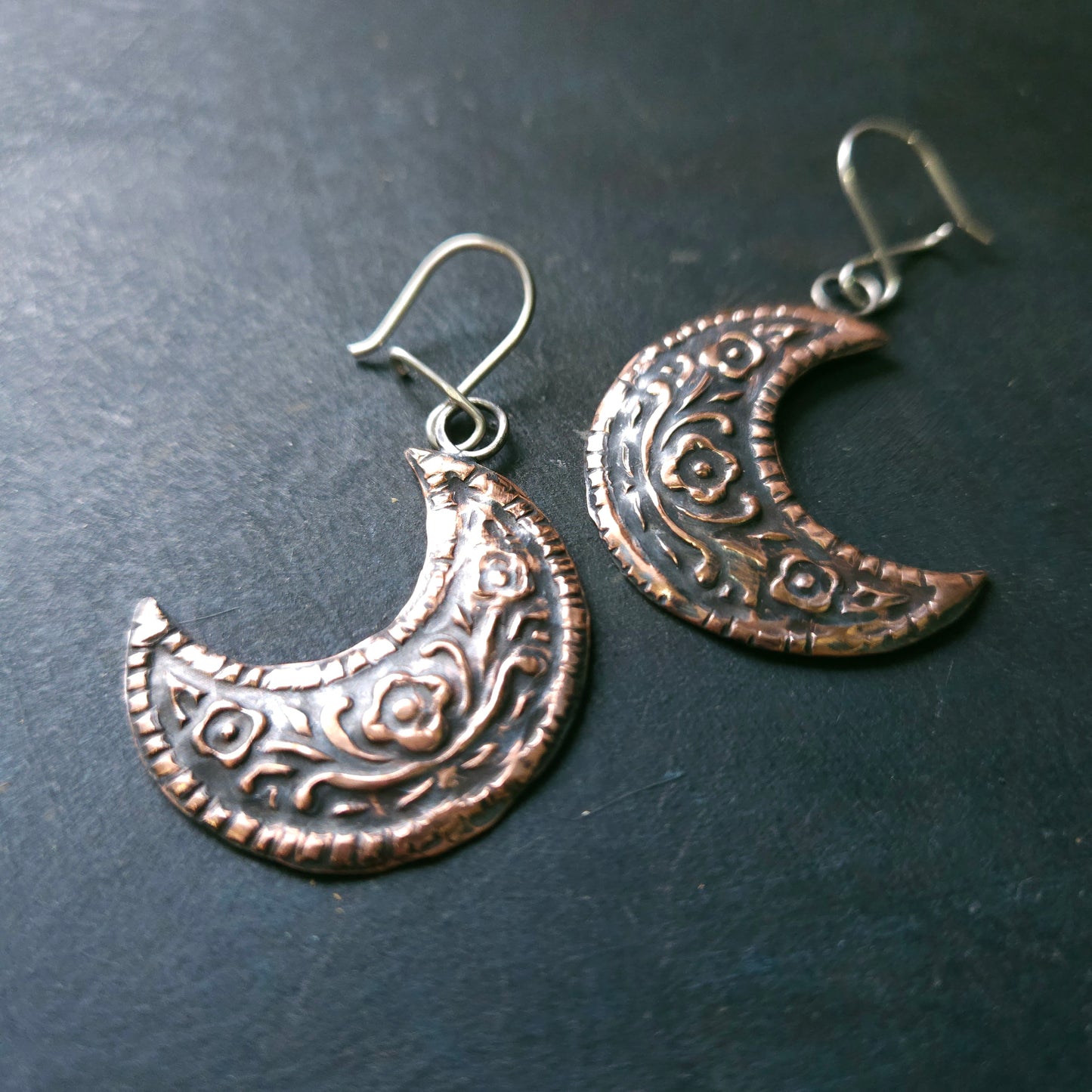 Boucles d'oreilles Lunes fleuries embossées