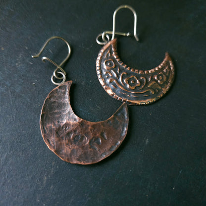 Boucles d'oreilles Lunes fleuries embossées